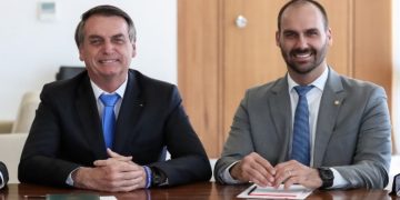 Jair Bolsonaro e Eduardo Bolsonaro (Foto: Marcos Corrêa/PR)