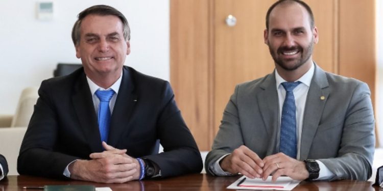 Jair Bolsonaro e Eduardo Bolsonaro (Foto: Marcos Corrêa/PR)