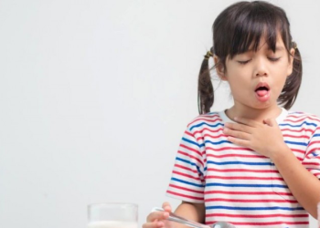 criança engasgada bala