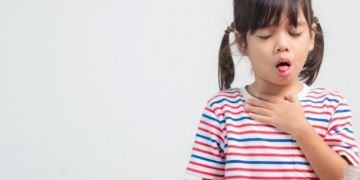 criança engasgada bala