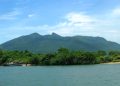 Morro de São João. Vista a partir do Rio São João (Foto: Divulgação/Geoparque Costões e Lagunas)