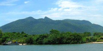 Morro de São João. Vista a partir do Rio São João (Foto: Divulgação/Geoparque Costões e Lagunas)