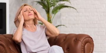 mulher dor de cabeça