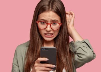 pessoa olhando preocupada celular