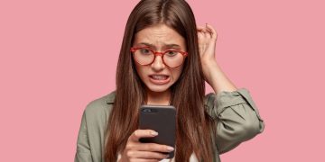 pessoa olhando preocupada celular