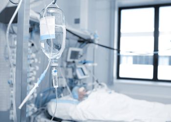 Treatment of a patient in critical condition in the ICU ward