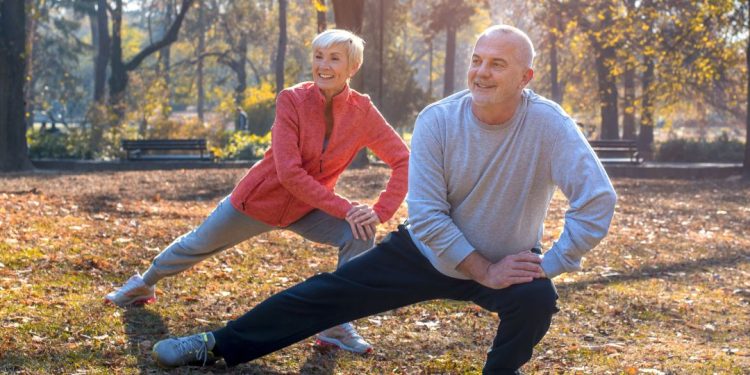 idosos se exercitando e praticando esportes