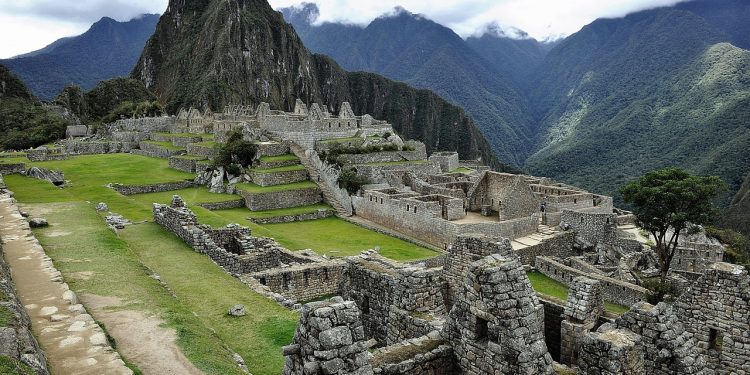 Machu Picchu, cidadela inca no alto da Cordilheira dos Andes, no Peru (Imagem de Georges Gatto por Pixabay)