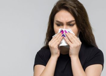 mulher tampando nariz