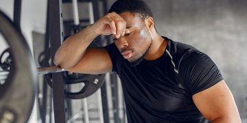 pessoa cansada academia