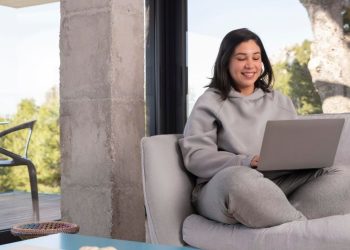 pessoa mexendo computador