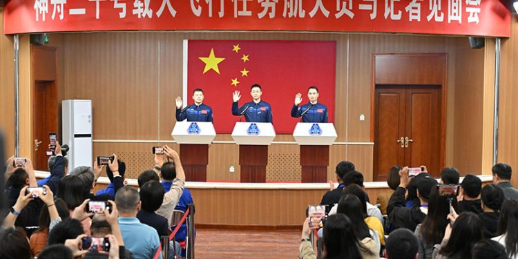 Espaçonave chinesa falha e 3 astronautas ficam “presos” no espaço