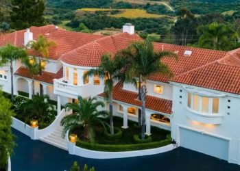 Mansão fica na Calabasas, na Califórnia, nos Estados Unidos (Foto: Reprodução/ Christie’s International Real Estate Group)