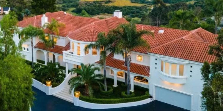 Mansão fica na Calabasas, na Califórnia, nos Estados Unidos (Foto: Reprodução/ Christie’s International Real Estate Group)