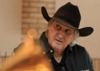 Sérgio Reis na gravação da música "Sagra de Fé" (Foto: Divulgação/Cooperativa Comigo)