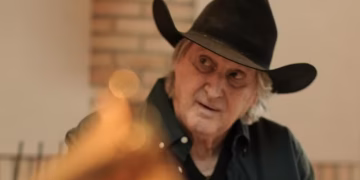 Sérgio Reis na gravação da música "Sagra de Fé" (Foto: Divulgação/Cooperativa Comigo)