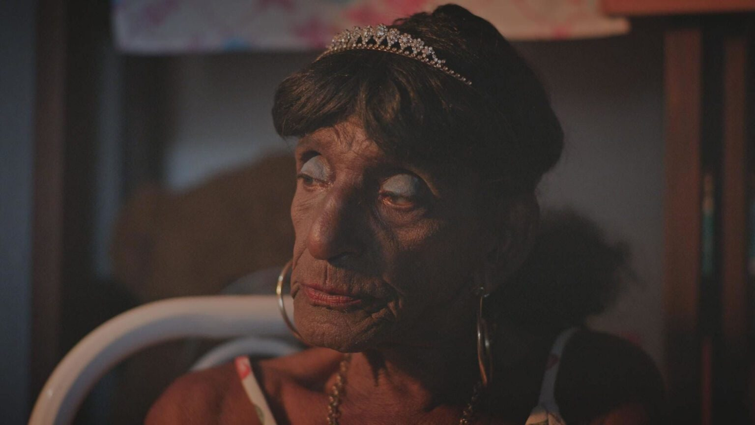 Travesti mais velha do mundo é brasileira, tem 92 anos e acaba de ganhar um filme