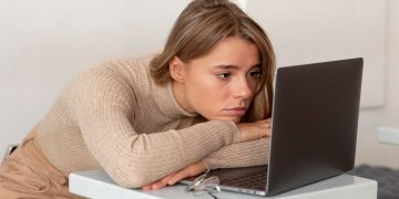 pessoa computador irritada