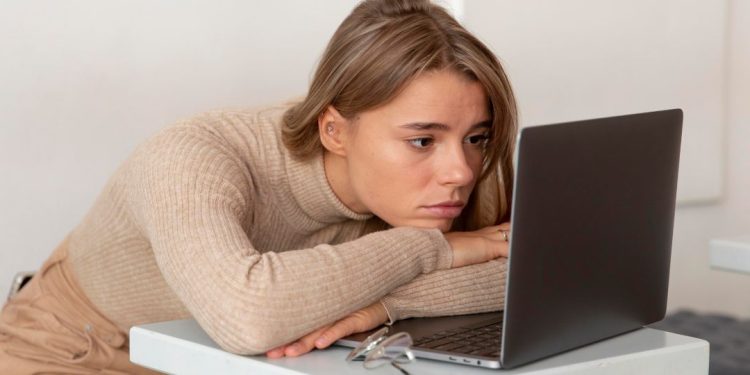 pessoa computador irritada