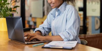 pessoa mexendo computador