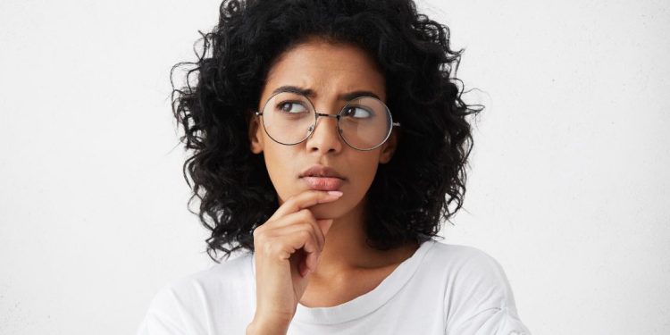 pessoa pensando confusa