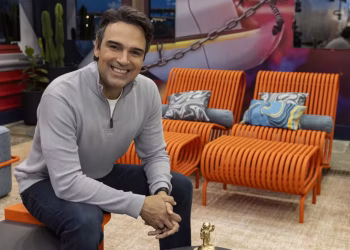 Tadeu Schmidt na casa do BBB 26 (Foto: Globo/Fábio Rocha)