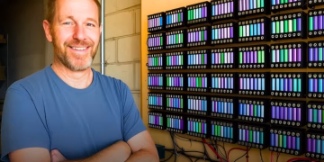 Sistema autossuficiente criado pelo homem conhecido online como Glubux fornece eletricidade para tudo (Imagem: Reprodução/Facebook/The Business Man)