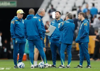 Davide ao lado do pai, Carlo Ancelotti, e equipe da Seleção Brasileira (Foto: CBF)