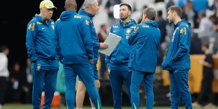 Davide ao lado do pai, Carlo Ancelotti, e equipe da Seleção Brasileira (Foto: CBF)