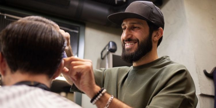 homem cortando cabelo