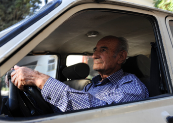 idoso dirigindo