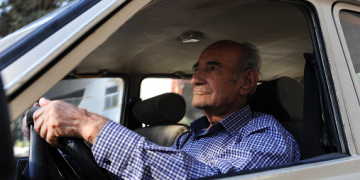 idoso dirigindo