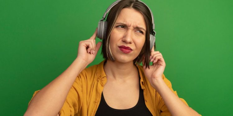 mulher irritada fone de ouvido