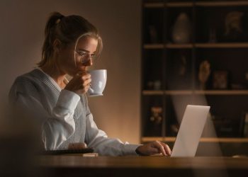 pessoa trabalhando de noite