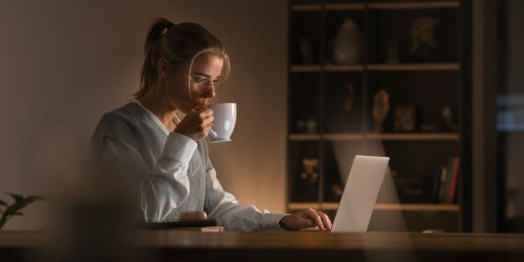 pessoa trabalhando de noite