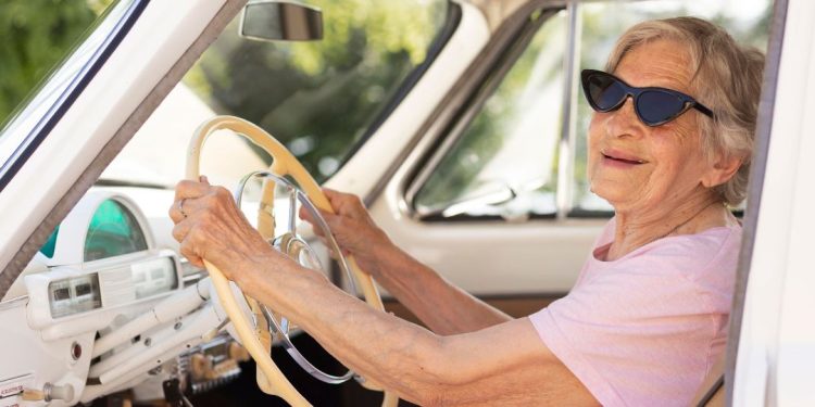 idoso dirigindo