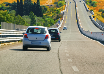 carro ultrapassar rodovia