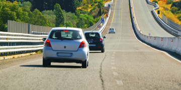 carro ultrapassar rodovia