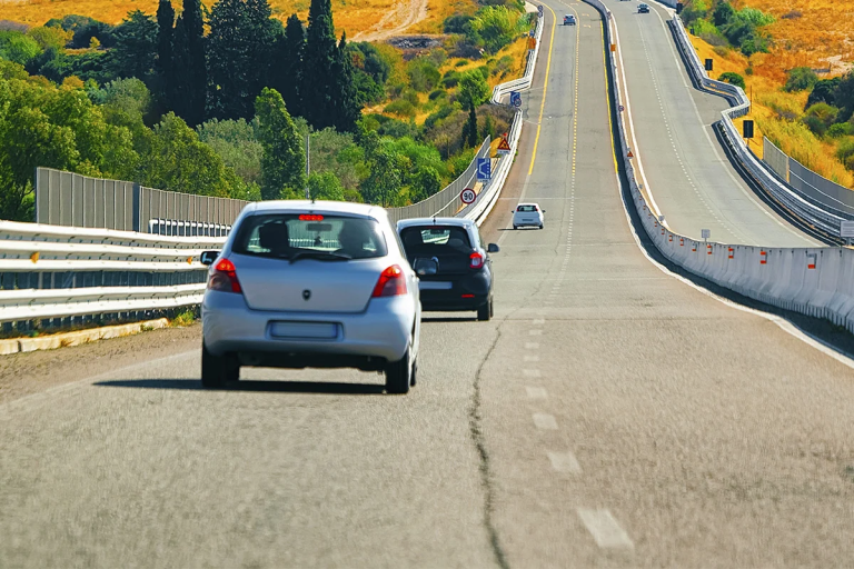 carro ultrapassar rodovia