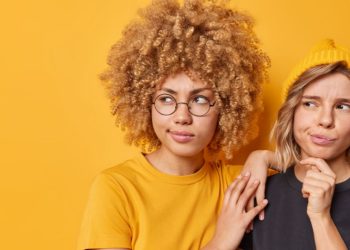 amigos pensando a mesma coisa