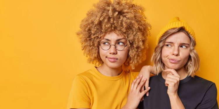 amigos pensando a mesma coisa