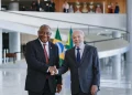 Lula ao lado do presidente da África do Sul, Cyril Ramaphosa, no Palácio do Planalto (Foto: Ricardo Stuckert/PR)