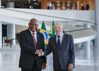 Lula ao lado do presidente da África do Sul, Cyril Ramaphosa, no Palácio do Planalto (Foto: Ricardo Stuckert/PR)