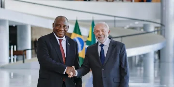 Lula ao lado do presidente da África do Sul, Cyril Ramaphosa, no Palácio do Planalto (Foto: Ricardo Stuckert/PR)