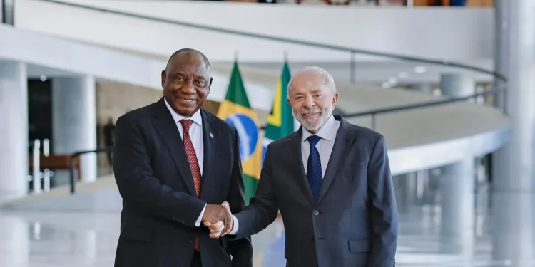 Lula ao lado do presidente da África do Sul, Cyril Ramaphosa, no Palácio do Planalto (Foto: Ricardo Stuckert/PR)