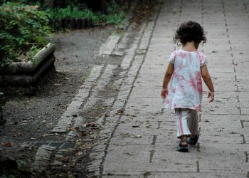 criança sozinha abandonada pais
