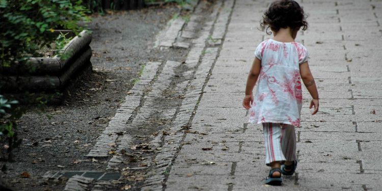 criança sozinha abandonada pais