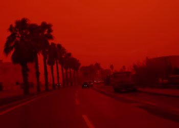 tempestade grécia céu vermelho Névoa de poeira laranja
