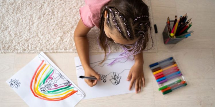 criança desenhando