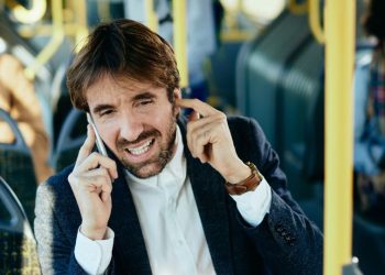 falando celular onibus